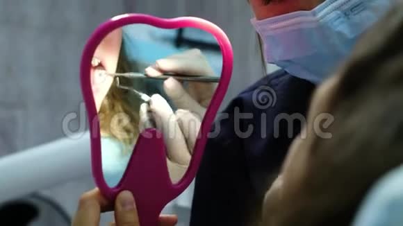 拜访咨询牙医安装牙套正畸医生解释治疗方案视频的预览图