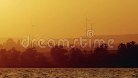 风力发电机在黄昏塞浦路斯视频的预览图