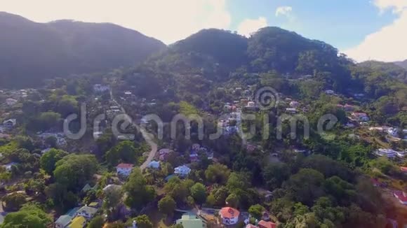 塞舌尔博瓦隆海滩A山上房屋的空中垂直全景视频的预览图