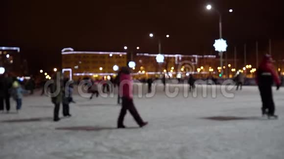 新年时人们在冰上溜冰视频的预览图