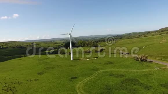 北爱尔兰一座山上风力涡轮机的空中录像视频的预览图