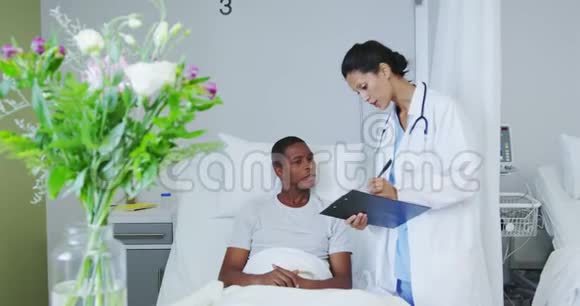 非裔美国女医生在医院病房与男性病人交谈的正面视角视频的预览图