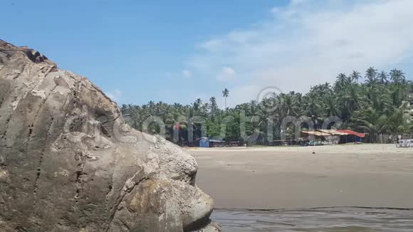 印度果阿海滩上的岩石上雕刻的湿婆头颅视频的预览图