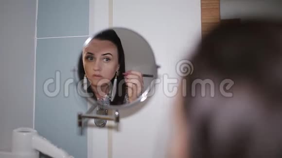 那个女人在小圆镜里化妆视频的预览图