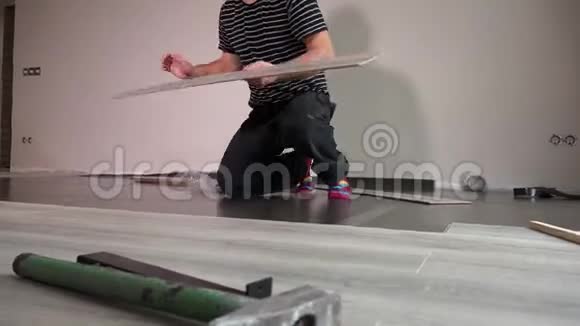 熟练的师傅在地板上铺木质板视频的预览图