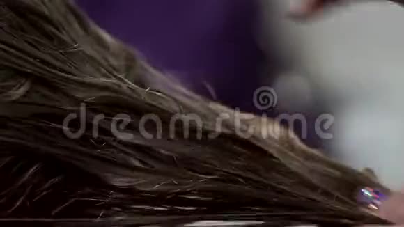 发色师的手在湿发上涂上护发素视频的预览图
