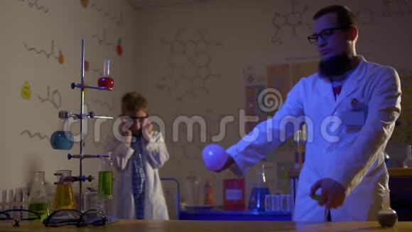 科学家在实验室里做火和气球实验视频的预览图