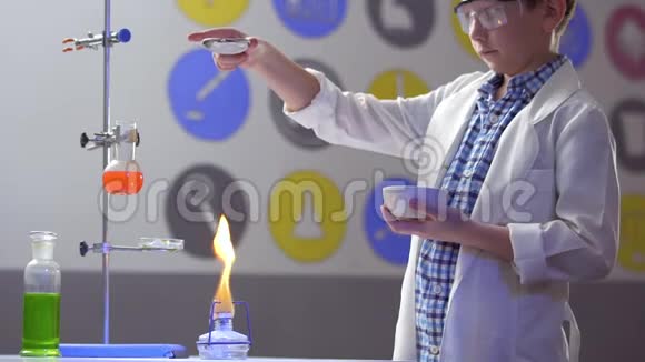 年轻的科学家在实验室里燃烧淀粉视频的预览图
