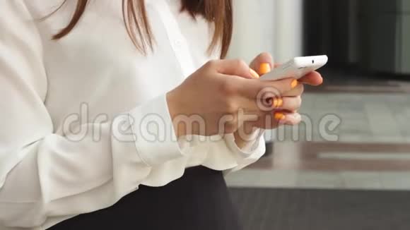 女商人在智能手机上打字视频的预览图
