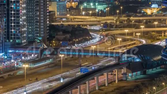 迪拜地铁和有轨电车站的未来式建筑和夜间穿越后的豪华摩天大楼视频的预览图