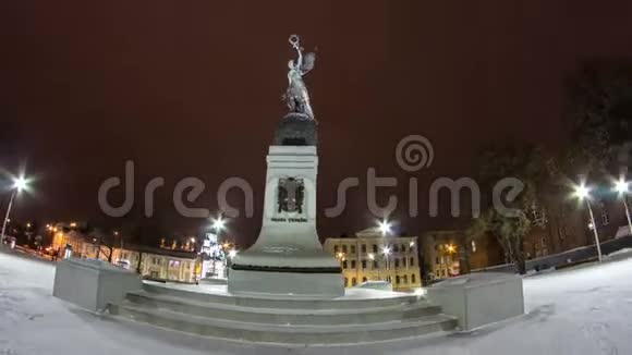 独立纪念碑冬季夜间延时超移乌克兰哈尔科夫视频的预览图