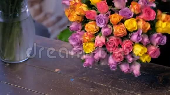 花商妇女作品制作花束由五颜六色的玫瑰在商店手特写视频的预览图