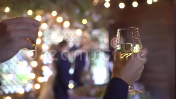 晚会上人们在举杯庆祝后捧上了葡萄酒和香槟视频的预览图