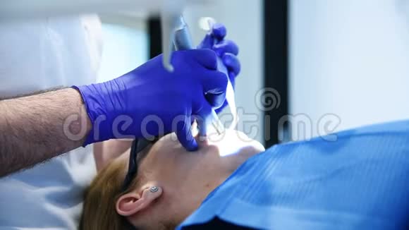 牙科外科医生安装牙科种植牙视频的预览图