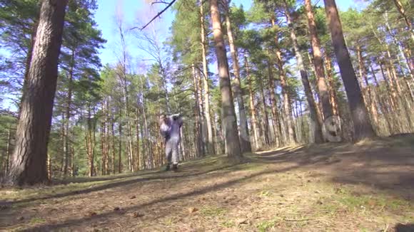 在阳光明媚的森林里慢跑的人膝盖受伤视频的预览图