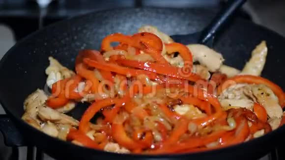 炒锅煮菜和鸡胸肉片视频的预览图
