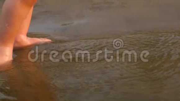一个小孩的腿在水里慢动作特写镜头视频的预览图