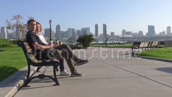 圣迭戈市长椅上的一对情侣视频的预览图
