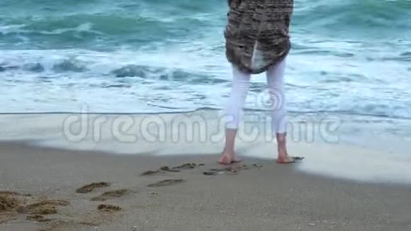 女人的脚在一天中从海浪中奔跑视频的预览图
