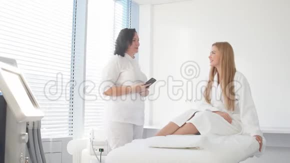 有美容师的女人可以预约下次去美容院使用智能手机视频的预览图