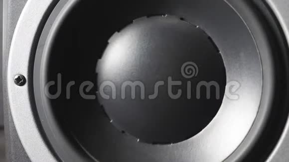 在录音室关闭移动专业低音炮一个黑色的圆形音频扬声器从视频的预览图