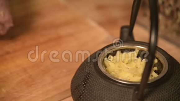 女性手的特写用姜粒填充茶壶家庭厨房健康营养视频的预览图