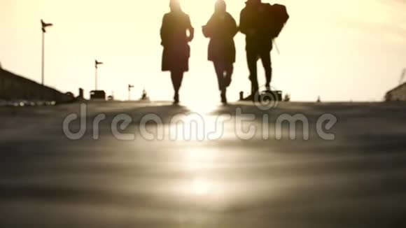三个朋友在日落时走在街上视频的预览图