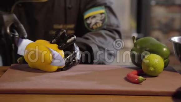厨师用锋利的刀切菜青黄钟椒和木板上的石灰在大盘子里准备沙拉视频的预览图