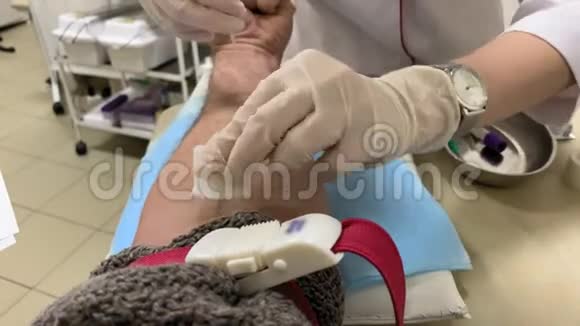 一名护士从一只手中抽取血样进行化验视频的预览图