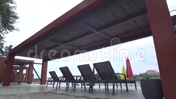 河滩屋顶下的漂亮椅子视频的预览图