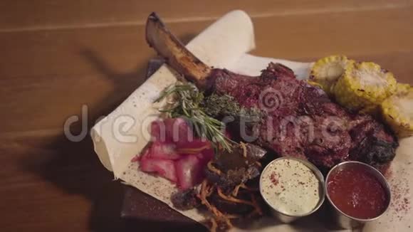 烤肉与肋骨躺在皮塔与红甘蓝玉米蘑菇胡萝卜和酱汁接近提供食物视频的预览图