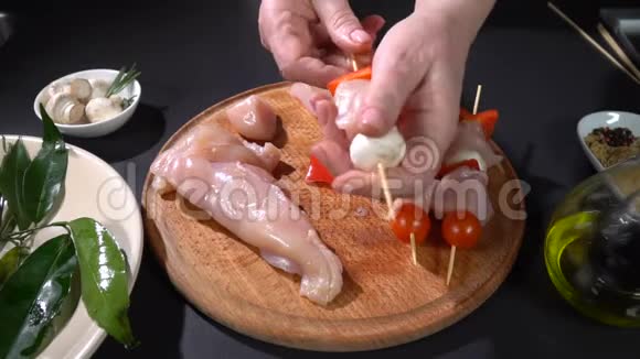 串肉和胡椒在串上慢动作视频的预览图