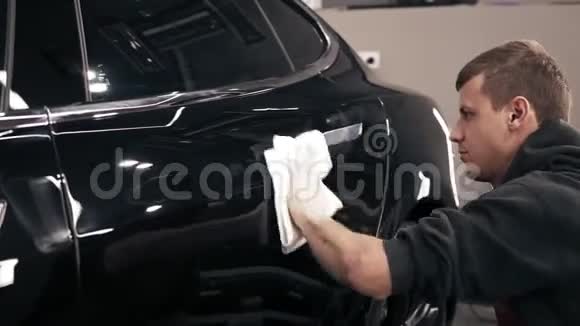 完成一辆黑色新车的清洗过程视频的预览图