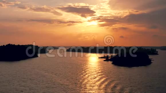 海上夕阳西下离岛海滨在水上阳光明媚视频的预览图
