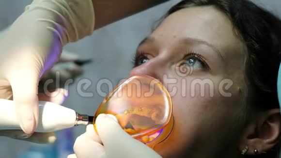 拜访牙医安装支架系统矫正错牙合助理带着牙齿发光视频的预览图