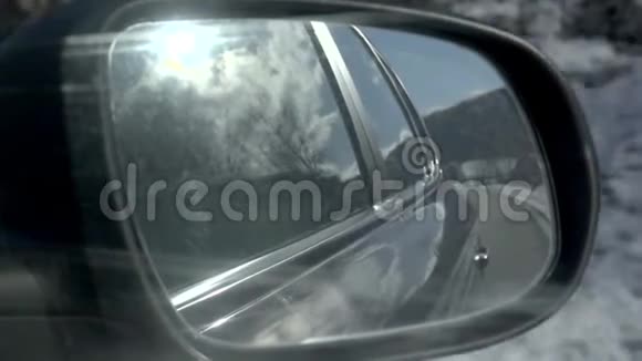 车后视镜中的冬季道路视图云中的太阳视频的预览图