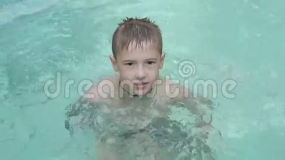 孩子在游泳池洗澡视频的预览图