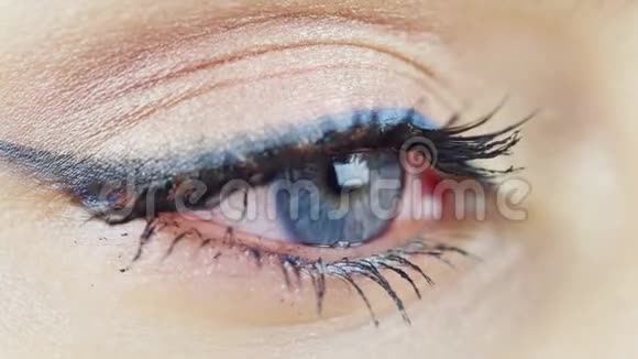 一个蓝眼睛的年轻女人的眼睛视频的预览图