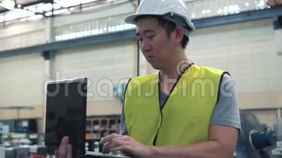 工业工程师戴着安全帽在工厂工作视频的预览图