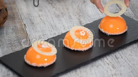 芒果和椰子摩丝甜点用橙色镜面釉涂层现代欧洲蛋糕背景法国摩丝视频的预览图