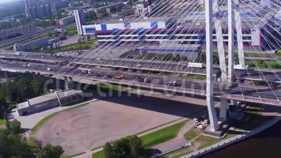 大斜拉桥上的交通视频的预览图