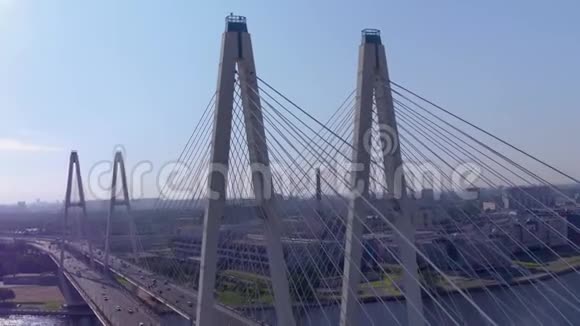 大斜拉桥上的交通视频的预览图