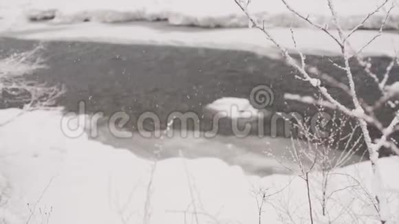 在山河的背景下降下厚厚的雪慢动作视频的预览图