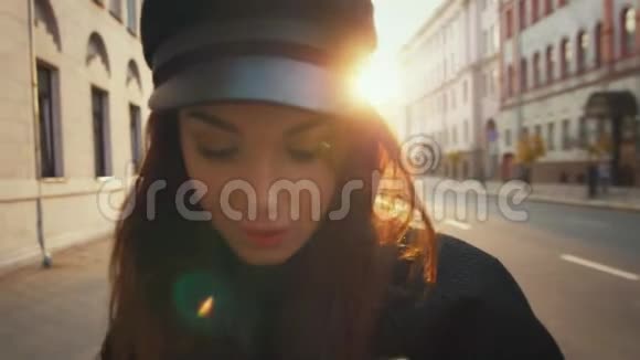 城市风景中的漂亮女孩漂亮的黑色帽子时装模特视频的预览图