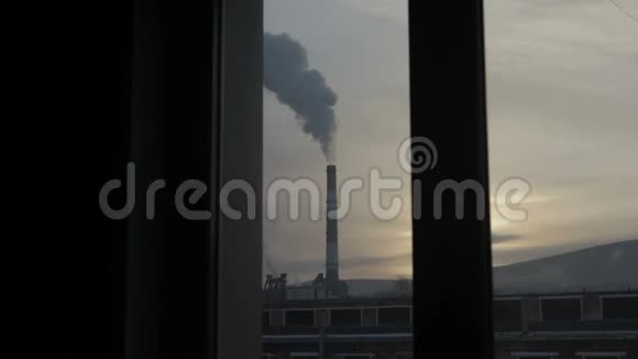 工业工厂窗外的景色视频的预览图