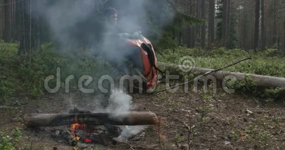 一个人坐在篝火旁视频的预览图