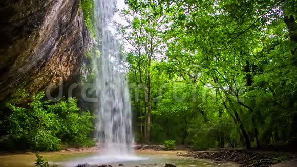 从森林深处的岩石中掉下来的瀑布视频的预览图