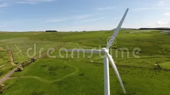 北爱尔兰一座山上风力涡轮机的空中录像视频的预览图