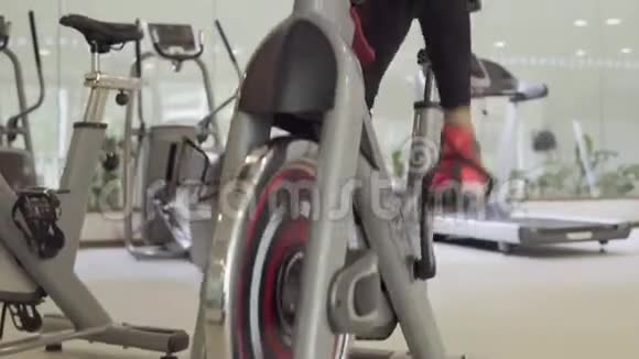 辛勤工作的妇女训练旋转运动自行车视频的预览图