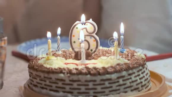 在生日蛋糕上做特写上面有6号形状的点燃蜡烛视频的预览图